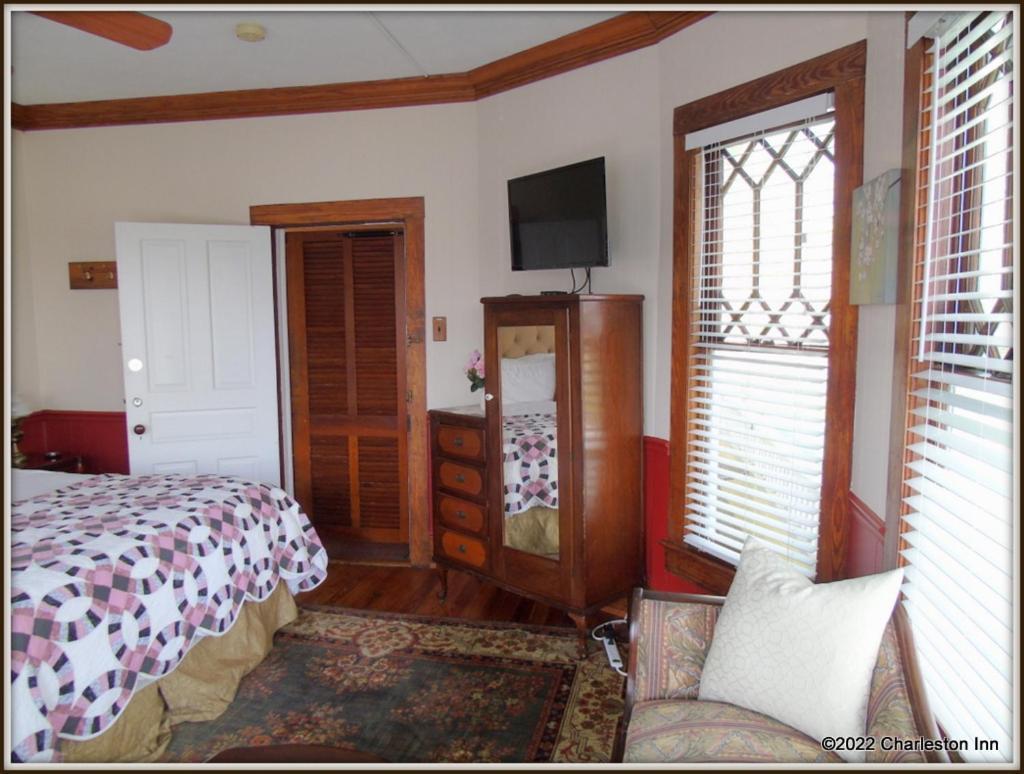 The Charleston Inn Hendersonville Nc Exterior photo