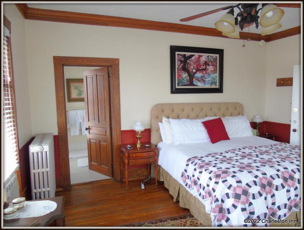 The Charleston Inn Hendersonville Nc Exterior photo